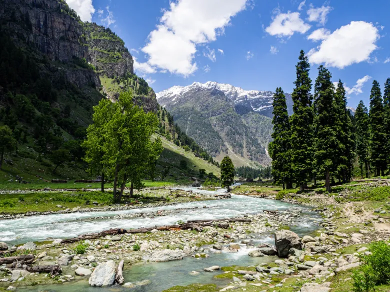 walking to lidderwat through aru valley